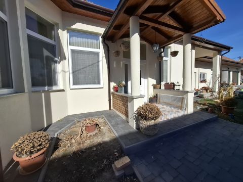 Eladó Ház 6100 Kiskunfélegyháza , Belvárosi exkluzív 203 m2-es ház dupla garázzsal