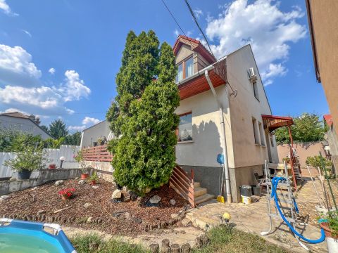 Eladó Ház 1202 Budapest 20. kerület Kétszintes családi ház mélygarázzsal, kertre néző terasszal