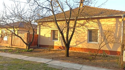 Eladó Ház 6044 Kecskemét , Jó állapotú kétgenerációs családi ház