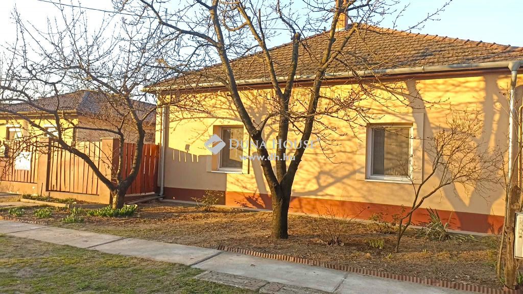 6044 Kecskemét , Jó állapotú kétgenerációs családi ház — 1/32