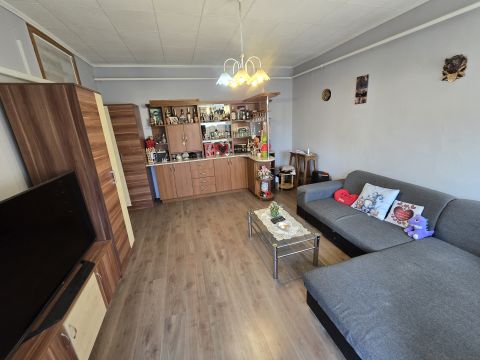 Eladó Lakás 2432 Szabadegyháza , Szabadegyháza -Ipartelep 80nm-es lakás + 17 nm- Garázs 