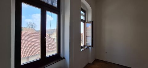 Eladó Lakás 7625 Pécs Tettye lábánál-3 szobás-világos-téglalakás! Vince u. 