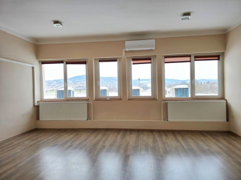 Kiadó Iroda 7630 Pécs , Felújított irodaházban 60 nm-es klímás iroda helyiség