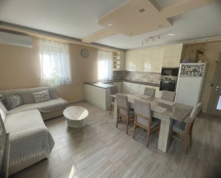 Eladó Ház 6000 Kecskemét , Kecskeméten napelemes családi ház