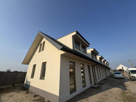 Eladó Ház 2194 Tura ,  Főút közeli 