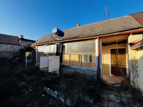 Eladó Ház 2217 Gomba , Felújítandó házrész a központban.