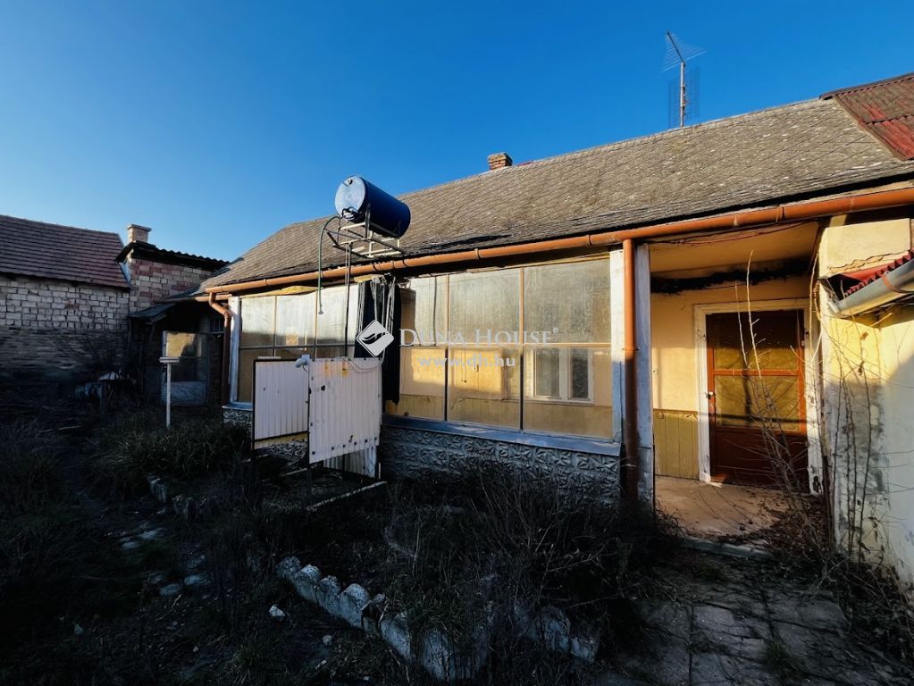 2217 Gomba , Felújítandó házrész a központban. — 1/16