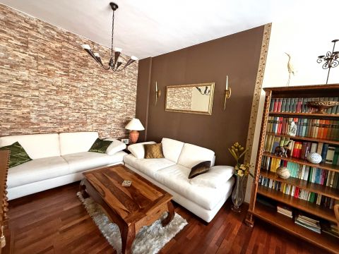 Eladó Lakás 8000 Székesfehérvár , Kiváló elhelyezkedés, piac mellett, tavak néhány perc sétára