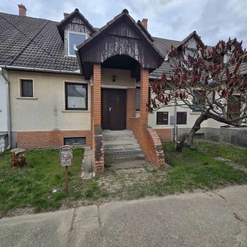 Eladó Ház 6050 Lajosmizse , Nappali +4 szobás sorház eladó az Eötvös utcában!