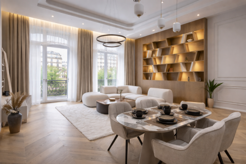 Eladó Lakás 1052 Budapest 5. kerület , Magasemeleti, 2 erkélyes lakás a Petőfi Sándor utcában