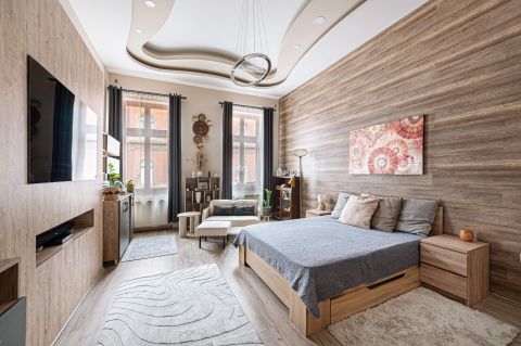 Eladó Lakás 1076 Budapest 7. kerület Rottenbiller és Garay utca sarkánál, emeleti, felújított!