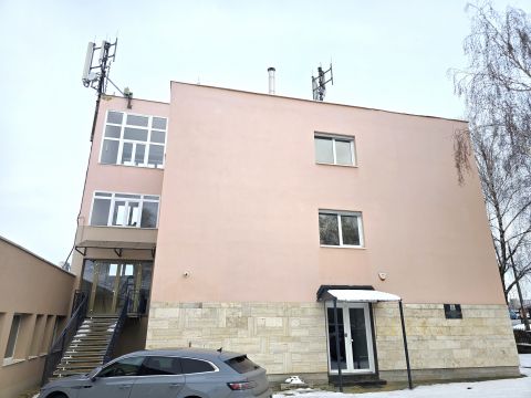 Eladó Irodaépület 7631 Pécs , Gyárvárosban felújított 1650 nm irodaház