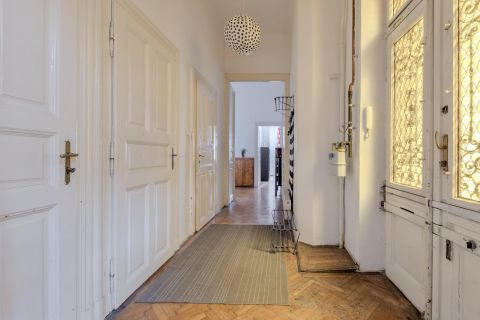 Eladó Lakás 1085 Budapest 8. kerület Eladó 3 szobás, csendes, napfényes lakás a Palotanegyedben!