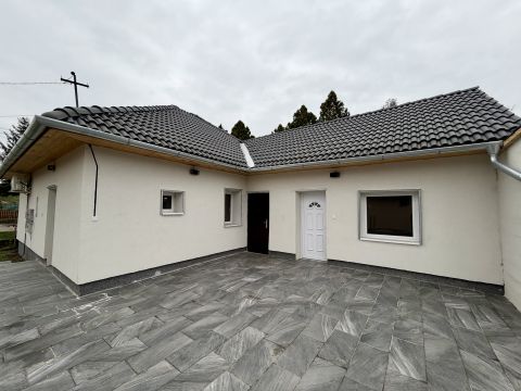 Eladó Ház 2424 Előszállás , központ közelében