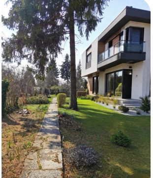 Eladó Telek 2092 Budakeszi Minden közművel ellátott gyönyörű fenyőfákkal bíró sík telek