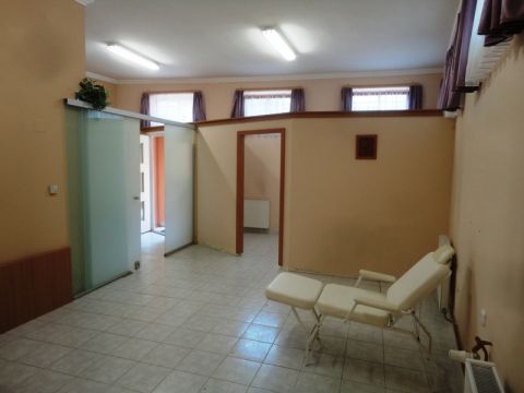 Eladó Üzlethelyiség 9400 Sopron , Sopron - Papréten: üzlet, rendelő vagy lakás célra