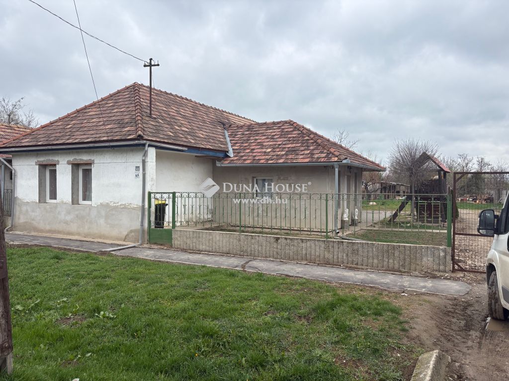8130 Enying , Balatontól 10 km-re — 1/14