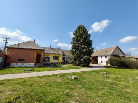 Eladó Ház 7144 Decs , Decsen nagy családi ház Eladó!