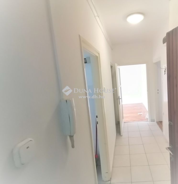 9400 Sopron , Deák térnél földszint,kertre néző 54 m2-en kétszoba konyha — 1/9