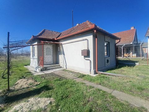 Eladó Ház 5052 Újszász , Újszász vasútállomástól 5 percre 1 szoba+nappalis ház eladó
