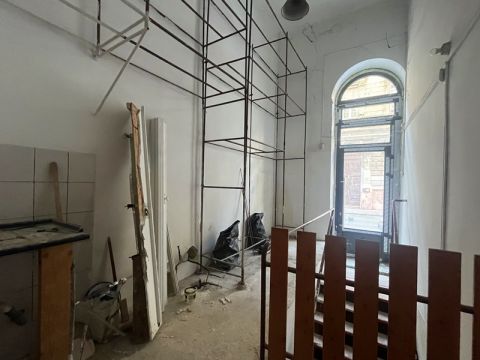 Kiadó Tároló/Raktár 1081 Budapest 8. kerület , 130 m2 száraz raktár frekventált helyen kiadó