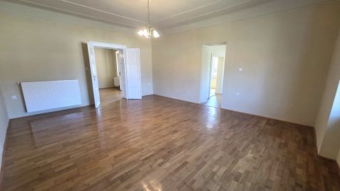 Eladó Ház 2700 Cegléd , Felújított családi ház központi részen!