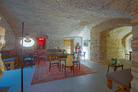 Kiadó Vendéglátás 1061 Budapest 6. kerület , Andrássy úton,Operához közel kiadó hangulatos pince szint!