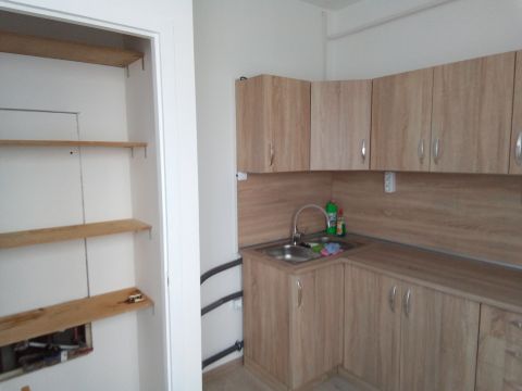 Kiadó Lakás 9700 Szombathely , Rohonci és Szürcsapó út kereszteződése Parkoló