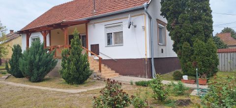 Eladó Ház 6000 Kecskemét , AZONNAL KÖLTÖZHETŐ NAPPALI+3 SZOBÁS TÉGLA HÁZ ELADÓ