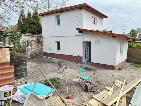 Eladó Ház 1204 Budapest 20. kerület Teljeskörűen felújított, autóbeállóval, saját kerttel eladó!