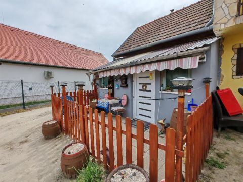 Eladó Ház 2073 Tök , 2073 Tök, Falu széle