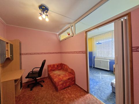 Kiadó Lakás 2400 Dunaújváros 1+2 félszobás erkélyes lakás hosszútávra kiadó