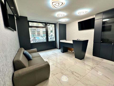 Eladó Üzlethelyiség 1054 Budapest 5. kerület , AULICH utcában utcafronti, igényesen felújított üzlet eladó