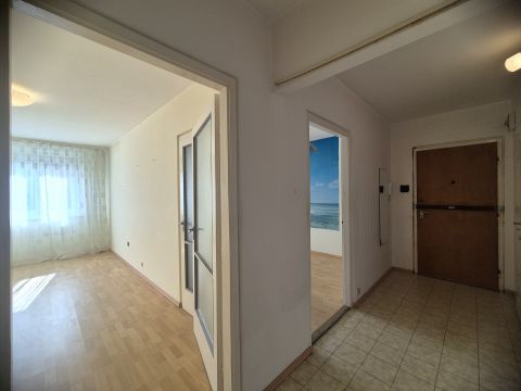 Eladó Lakás 1039 Budapest 3. kerület , Békásmegyeren - Duna felöli oldalon jó elosztású panellakás