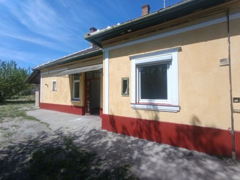 Eladó Ház 2747 Törtel , Törtel központ közelében 2 szoba+ nappalis ház