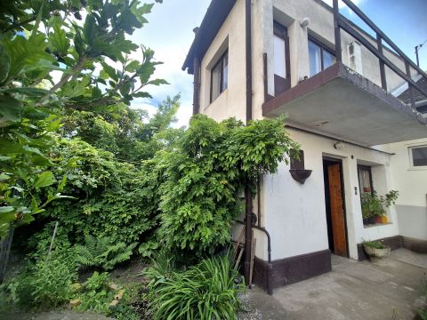 Eladó Ház 1039 Budapest 3. kerület , Csillaghegyen csendes mellékutcában eladó lakás + 111m2 kert
