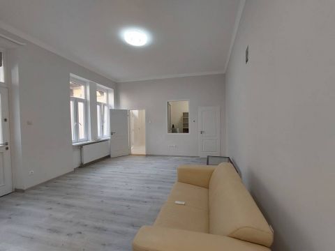 Eladó Lakás 1064 Budapest 6. kerület , Izabella utca, könnyen 2 lakássá alakítható, felújított