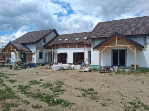 Eladó Ház 2335 Taksony , Taksonyban 2 szintes ikerház fél.