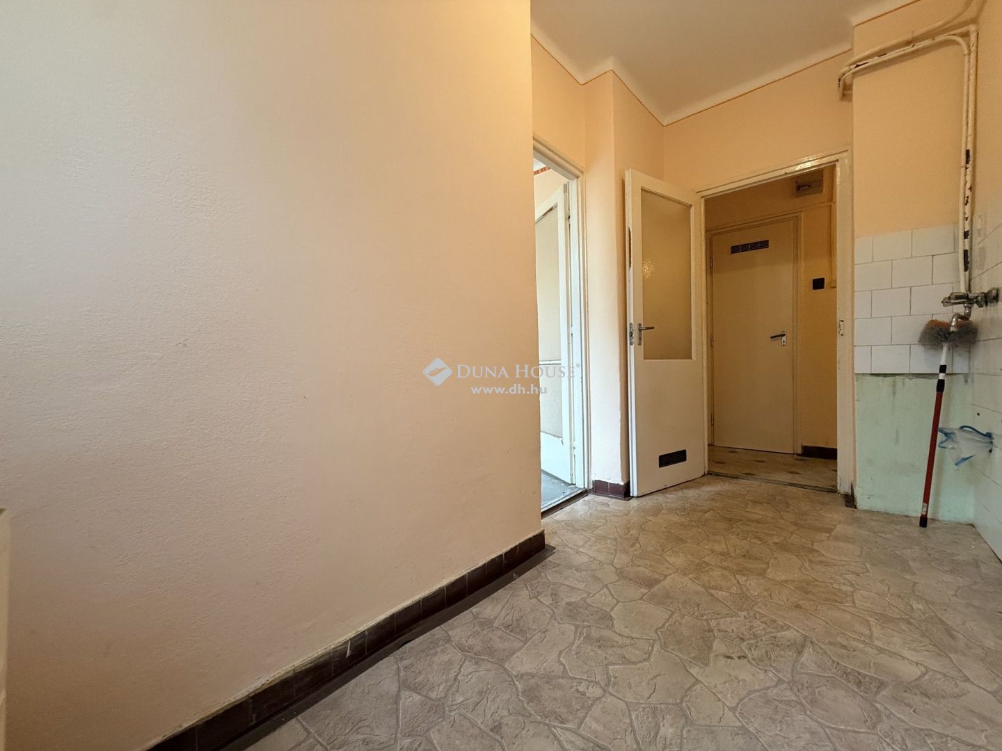 Első emeleti, háromszobás téglalakás Kalocsán – LK092472