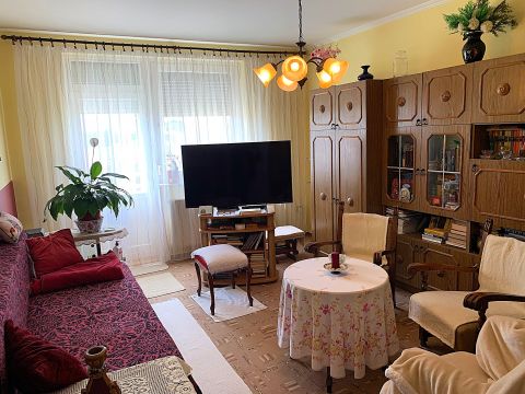 Eladó Lakás 6000 Kecskemét , 2 szobás, erkélyes tégla lakás kiváló helyen