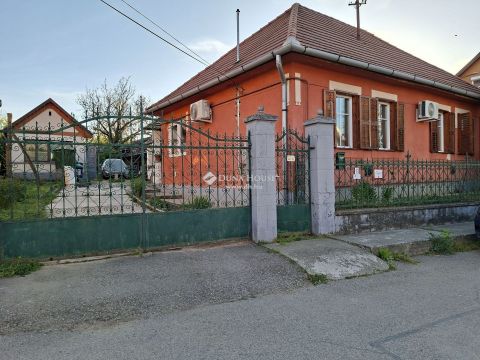 Eladó Ház 2166 Püspökszilágy , Két különálló ház egy telken