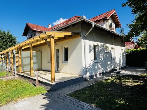 Eladó Lakás 2225 Üllő , Sportliget lakóparkban eladó,3 szobás, 93 nm-es kertes lakás