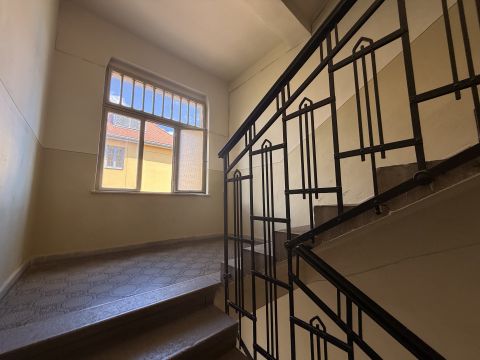 Eladó Lakás 7622 Pécs PTE-KTK bejáratától 40m-re 2 szobás tégla lakás