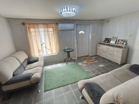 Eladó Ház 6000 Kecskemét , Hunyadivárosban eladó családi ház, nappali + 3 szobás.