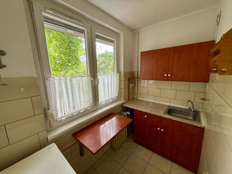 Eladó Lakás 6000 Kecskemét , ELSŐ emeleti jó állapotú garzon!