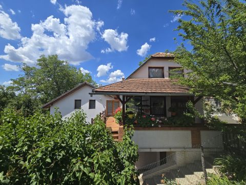 Eladó Lakás 8093 Lovasberény , Lovasberény 2 szintes 192nm-es ház jó áron