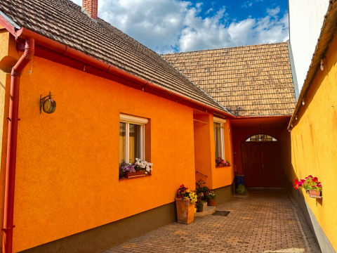 Eladó Ház 6000 Kecskemét Belvárosában nappali + 3 szobás családiház