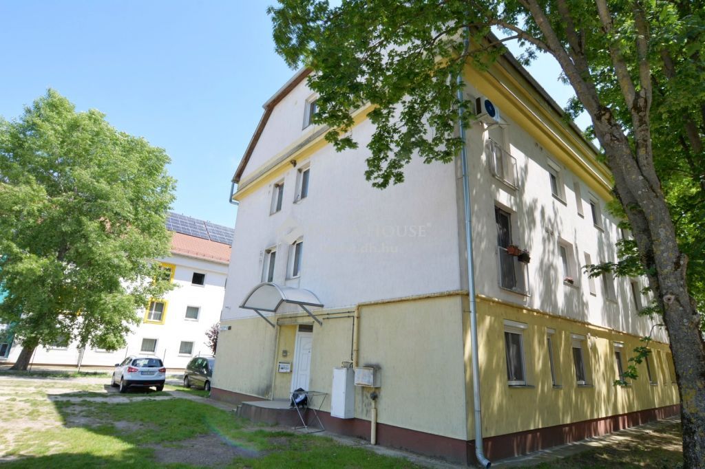 6400 Kiskunhalas , Esze Tamás lakótelepen földszinti 2 szobás lakás — 1/12