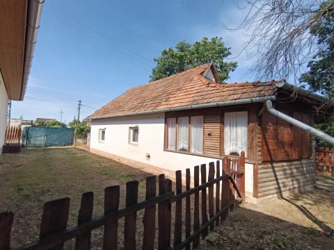 Eladó Ház 6050 Lajosmizse , Eladó 2 szobás családi ház Lajosmizsén