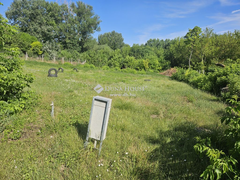 8123 Soponya , Főúthoz közel — 1/3